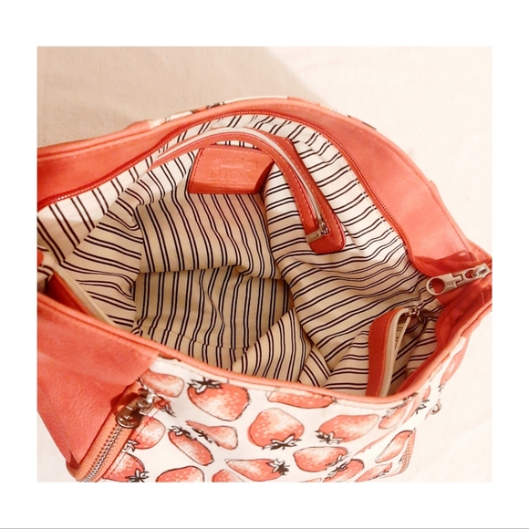 Strawberry purse. - Picture 5 of 8